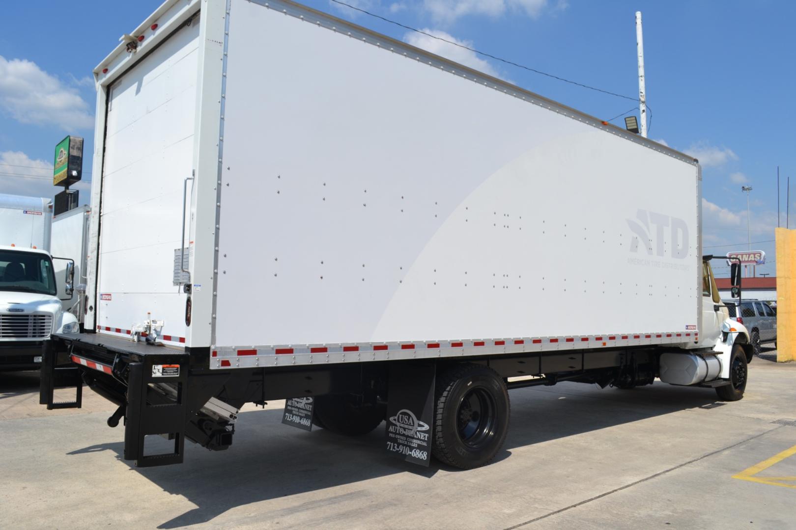 2018 WHITE /BLACK INTERNATIONAL 4300 with an CUMMINS ISB 6.7L 240HP engine, ALLISON 2100HS AUTOMATIC transmission, located at 9172 North Fwy, Houston, TX, 77037, (713) 910-6868, 29.887470, -95.411903 - 25,999LB GVWR NON CDL, MORGAN 26FT BOX, 13'6FT CLEARANCE, HEIGHT 103" X WIDTH 102", PALFINGER 3,000LB ALUMINUM LIFT GATE, DUAL 70 GALLON FUEL TANKS, EXHAUST BRAKE, POWER WINDOWS, LOCKS, & MIRRORS - Photo#4